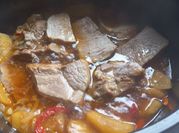 Una foto de olla de carne en adobo