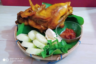 Bagaimana Membuat Ingkung ayam bumbu ungkep Murah