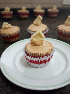 Una foto de Cupcakes de chocolate blanco con buttercream de dulce de leche
