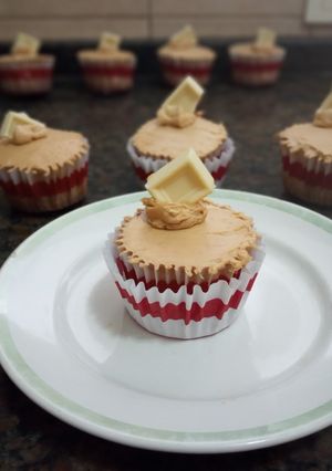 Una foto de Cupcakes de chocolate blanco con buttercream de dulce de leche