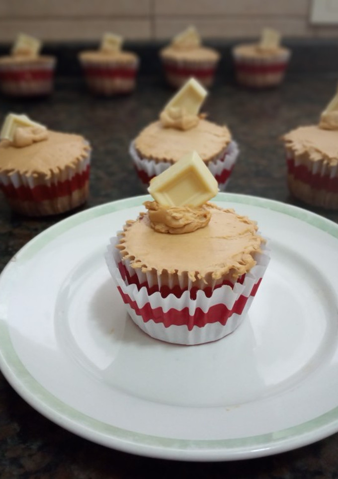 Una foto de Cupcakes de chocolate blanco con buttercream de dulce de leche