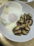 Puré de patata con setas y huevo escalfado