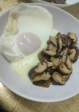 Una foto de Puré de patata con setas y huevo escalfado