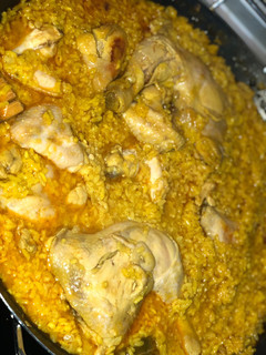 Una foto de Paella con pollo