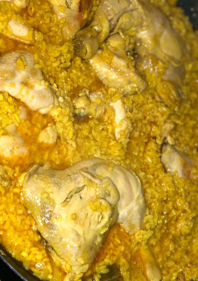 Una foto de Paella con pollo