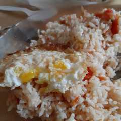 A picture of Nasi goreng tomat.