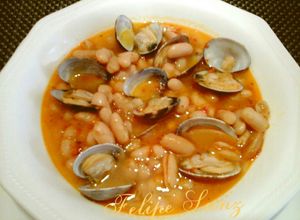 Una foto de Alubias blancas con almejas de Galicia