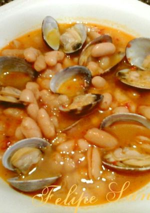 Una foto de Alubias blancas con almejas de Galicia