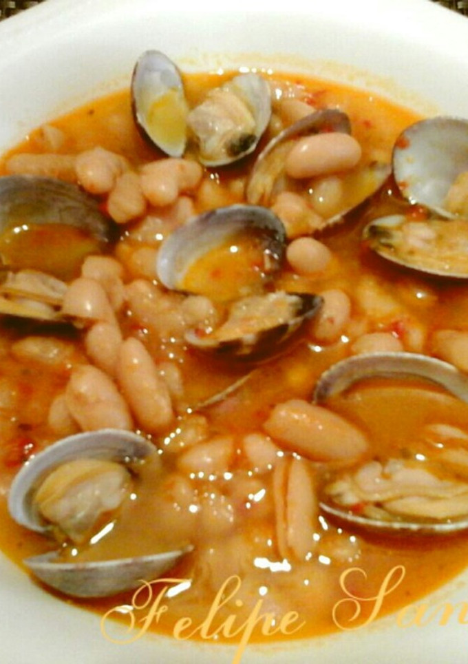 Una foto de Alubias blancas con almejas de Galicia