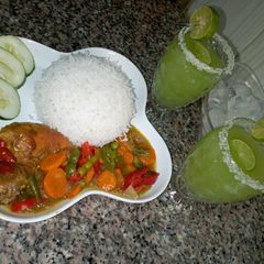 A picture of Rice and chicken curry Sauce.