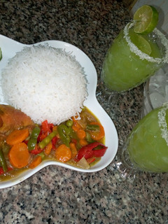 A picture of Rice and chicken curry Sauce.