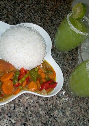 A picture of Rice and chicken curry Sauce.
