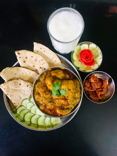 ભરેલા બટાકા નું શાક (Bharela Bataka Shak Recipe In Gujarati) રેસીપી મુખ્ય ફોટો