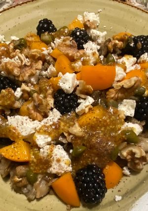 Una foto de Ensalada de berenjena, moras, albaricoques y queso feta con nueces !!!!