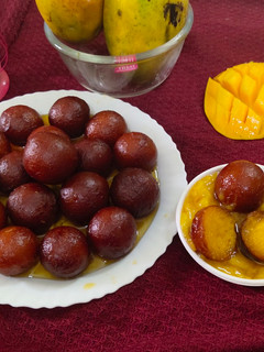 आम से बना गुलाब जामुन (Aam se bana gulab jamun recipe in Hindi) रेसिपी मुख्य फोटो