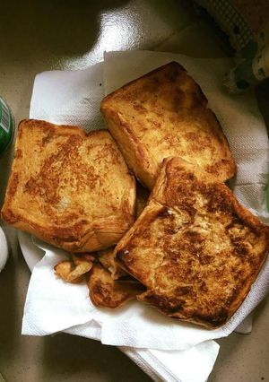 A picture of French toast.