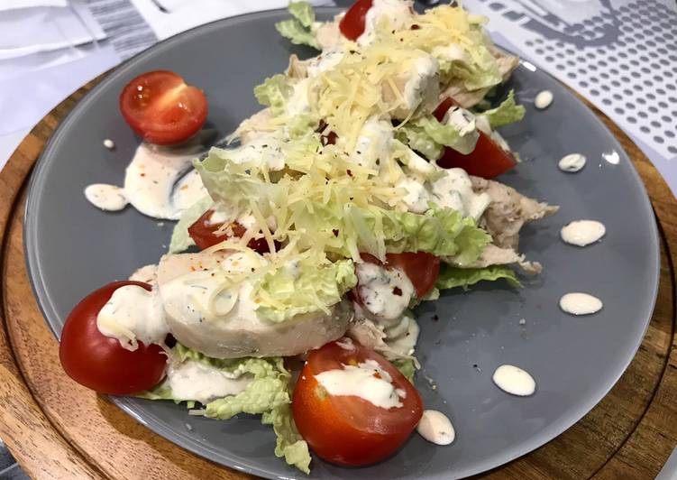 Диетические салаты. Салат с куриной грудкой. Салат с пекинской капустой и горошком. Салат с жареной курицей. Салат с куриной грудкой пошаговый рецепт.