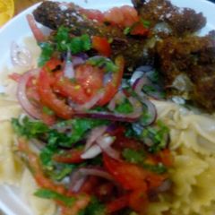 A picture of Fried chicken with kachumbari and spaghetti.