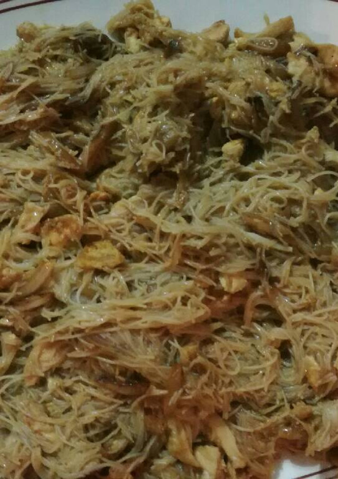 Una foto de Tallarines de arroz con pollo
