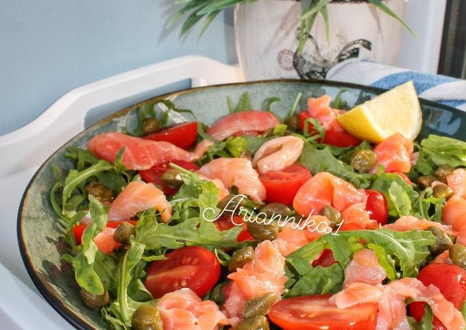 Салат с красной рыбой и каперсами