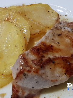 Una foto de Secreto de cerdo asado a la miel con patatas