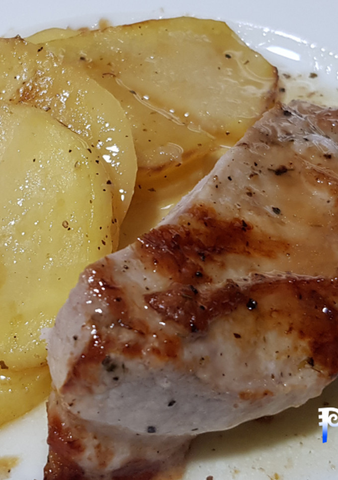 Una foto de Secreto de cerdo asado a la miel con patatas