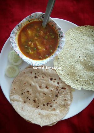 आलू मटर की सब्जी (Aloo matar ki sabzi recipe in hindi) रेसिपी मुख्य फोटो