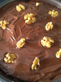 Una foto de Bizcocho de yogur con limón, nueces y cubierta chocolate