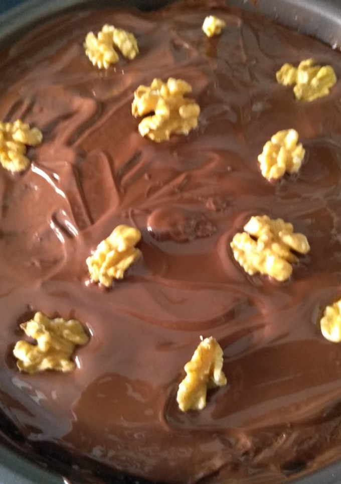 Una foto de Bizcocho de yogur con limón, nueces y cubierta chocolate