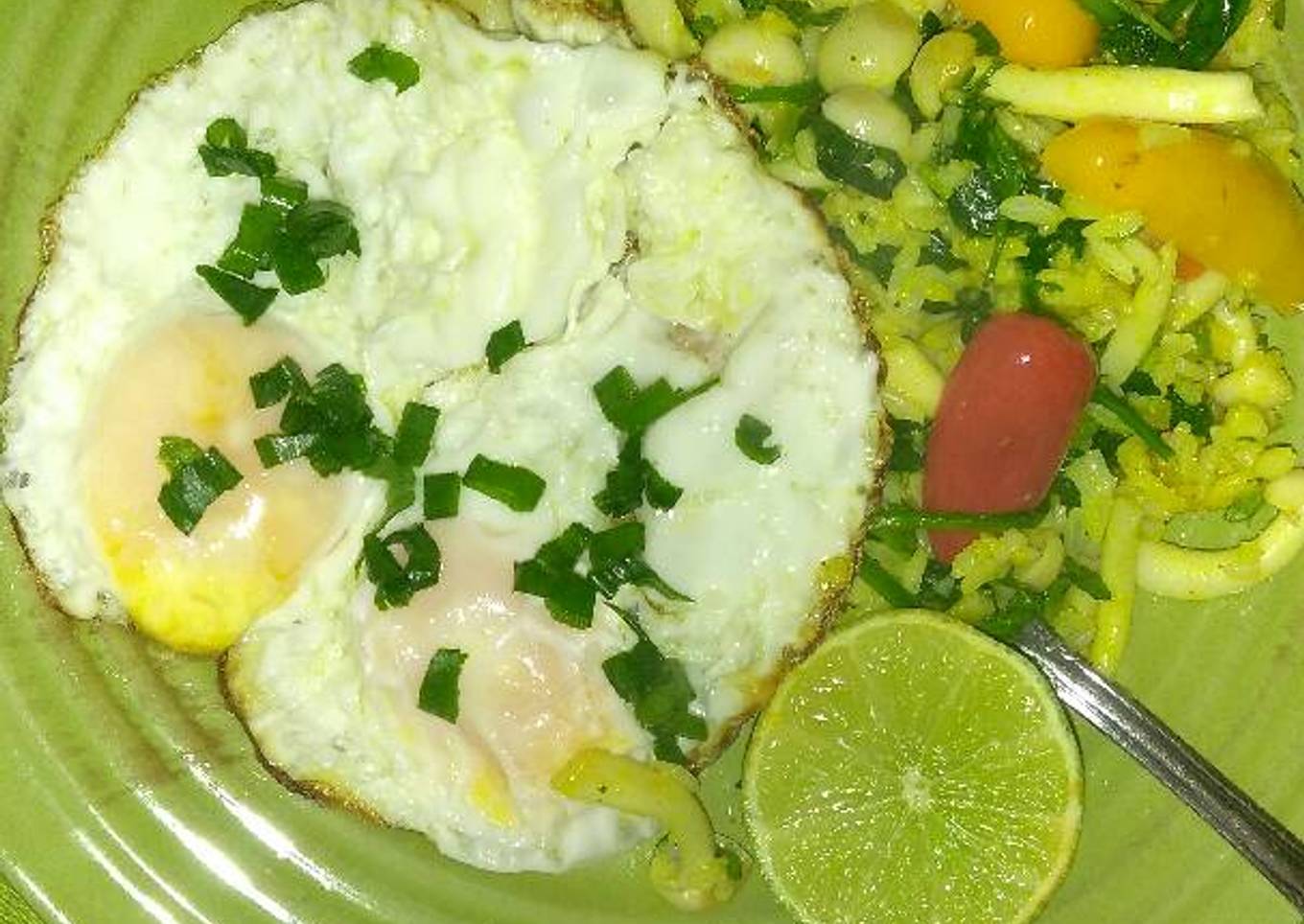 Huevos estrellados con arroz mixto