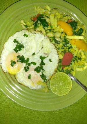 Una foto de Huevos estrellados con arroz mixto