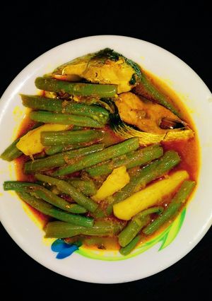 ডাটা আলু দিয়ে ইলিশ মাছের ঝোল (datta aloo diye illish macher jhol recipe in Bengali) রেসিপির প্রধান ছবি