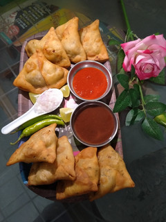 સમોસા (samosa recipe in Gujarati) રેસીપી મુખ્ય ફોટો