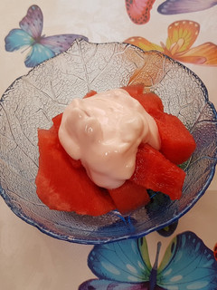 Una foto de Sandía con salsa de yogurt