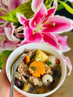 Hình của món Gà hầm vải thiều.