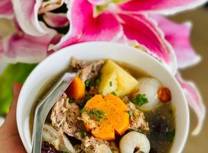 Hình của món Gà hầm vải thiều.