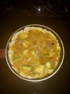 Una foto de Tortilla de cebolla con aguacate