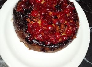 Una foto de Torta invertida de guindas a la sartén