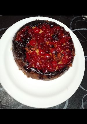 Una foto de Torta invertida de guindas a la sartén