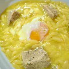 Foto di Sopa de orzo con pelota de cocido y huevo