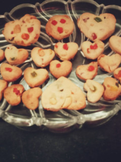 டுட்டி..பிருட்டி ஹார்ட் குக்கிஸ். (Tutti frutti heart cookies recipe in tamil) செய்முறை முக்கிய புகைப்படம்