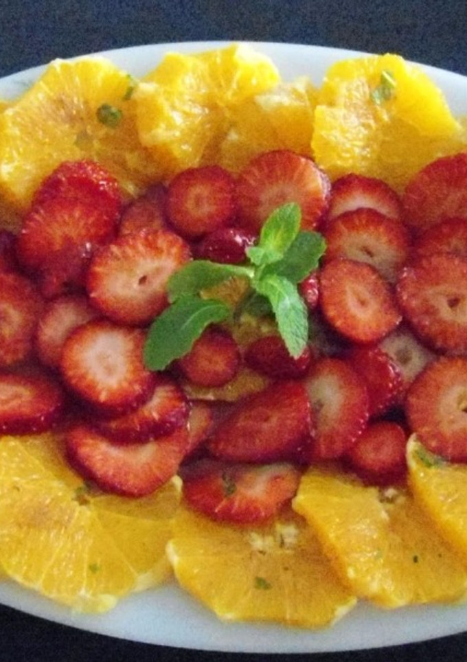 Una foto de Carpaccio de naranja y fresa