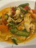 Frango tailandês com legumes e molho de coco