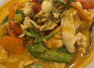 Foto de Frango tailandês com legumes e molho de coco
