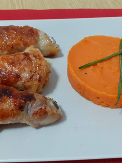 Una foto de Jamoncitos Rellenos y Puré de boniato