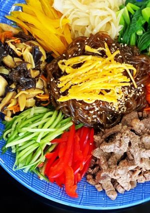 Hình của món Japchae- miến trộn Hàn.