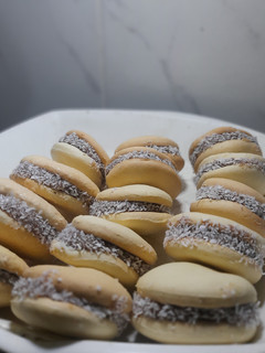 Una foto de Alfajores de maicena fáciles