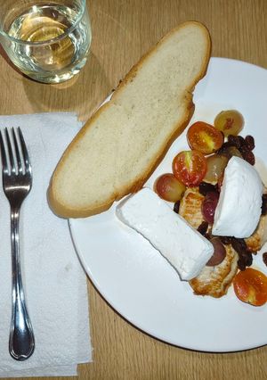 Una foto de Pechuga de pavo con vino blanco, pasas y uva