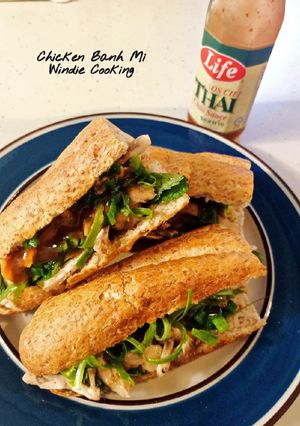 Hình của món Bánh Mì Thịt Gà Xé dễ ợt/ Easy Chicken Banh Mi.