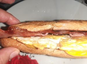 Una foto de Sándwich de huevo (película aves de presa)